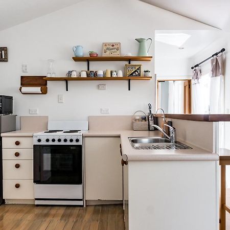 Kowhai Cottage & Studio Раглан Екстериор снимка
