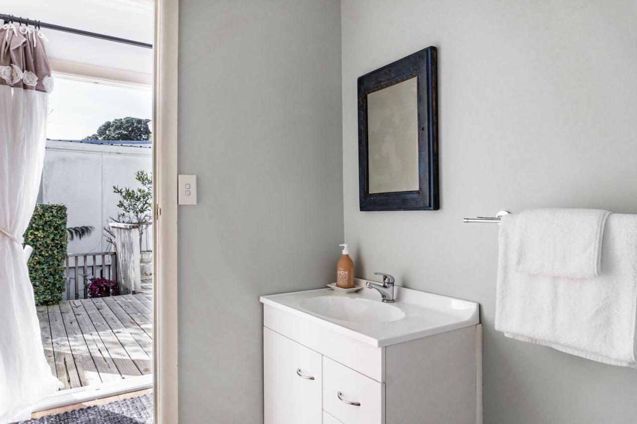 Kowhai Cottage & Studio Раглан Екстериор снимка
